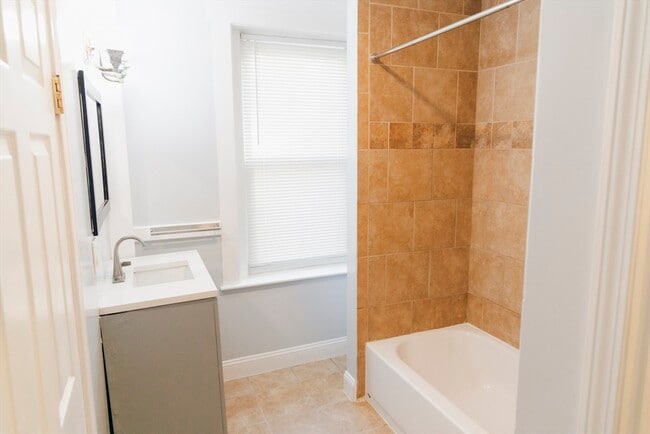 Building Photo - 64 Charles St