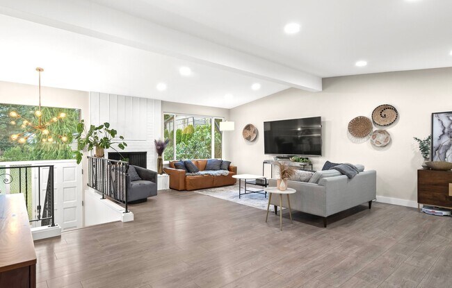Foto del edificio - Modern Newly Remodeled Split Level Home fo...