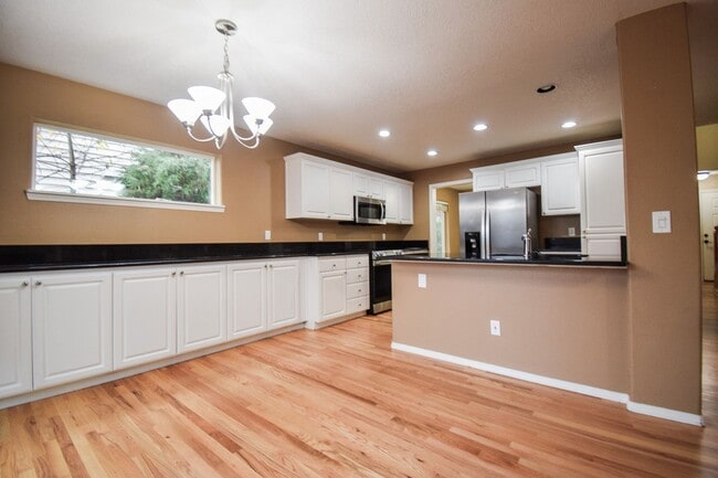 Building Photo - Move In Special!  $1000 Off!  Beautiful Spacious Home!