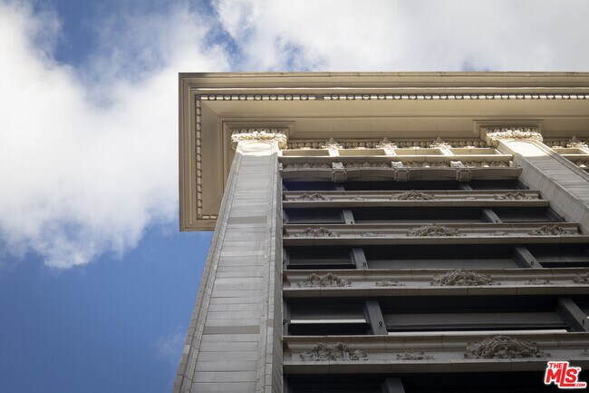 Foto del edificio - 315 W 5th St