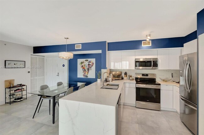 Building Photo - 1155 Brickell Bay Dr