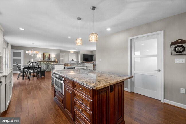 Building Photo - 810 Windy Knoll