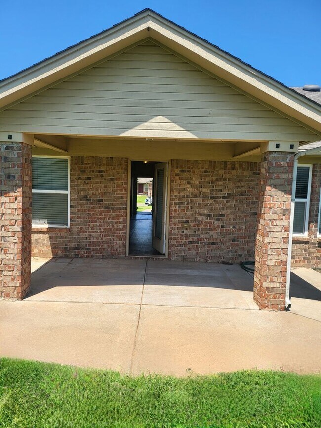 Building Photo - Mustang School District Home $500 OFF 1st ...