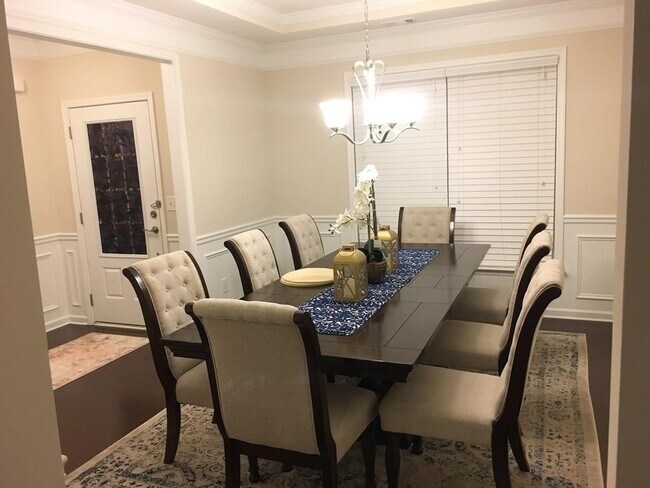 Building Photo - 6880 Ashford Manor Way