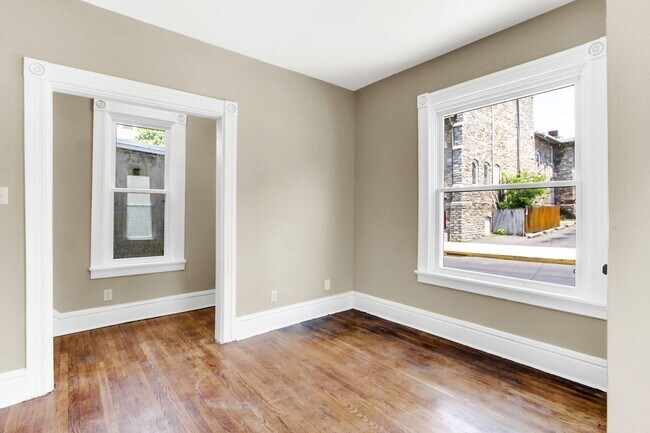 Foto del edificio - Available Now Spacious Three Bedroom in St...