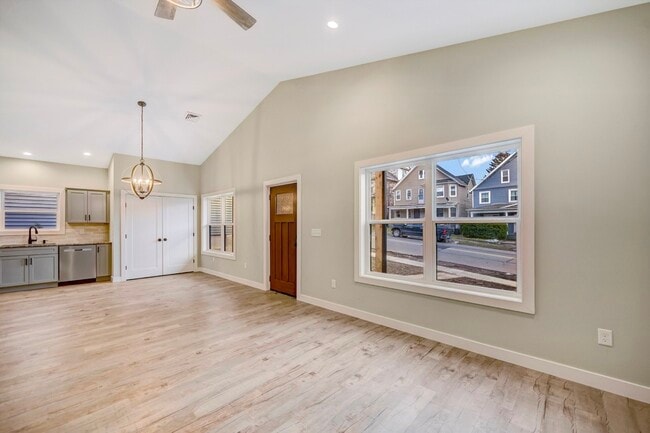 Building Photo - 525 Harrison Ave