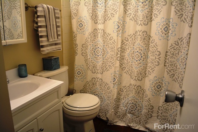 Bathroom - Enclave Apartments of Hoffman Estates