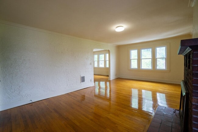 Building Photo - 3 Bed|1 Bath Apartment in Westcott Neighbo...