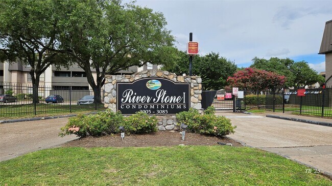 Foto del edificio - 3025 Walnut Bend Ln