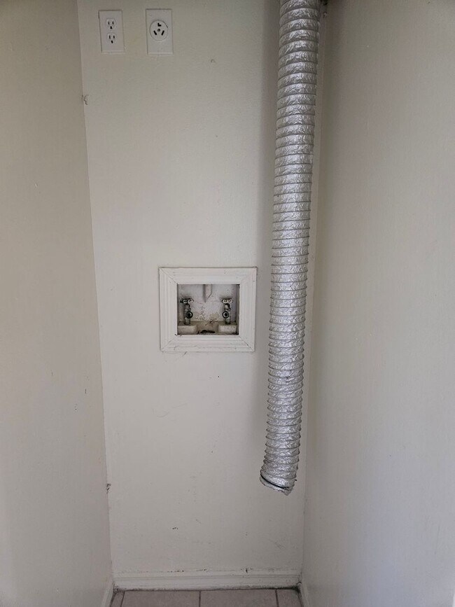 Building Photo - 2/1 DUPLEX