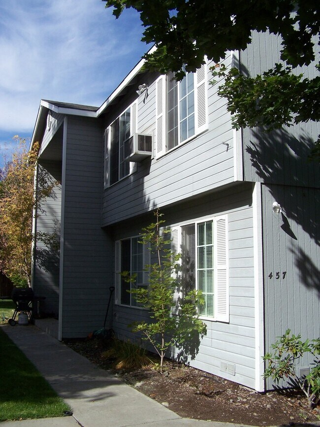 Foto del edificio - Ground Level 2 Bed/1 Bath in NW Redmond Fourplex