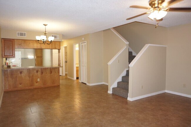 Building Photo - 2 Bedroom 2.5 Bath Townhome