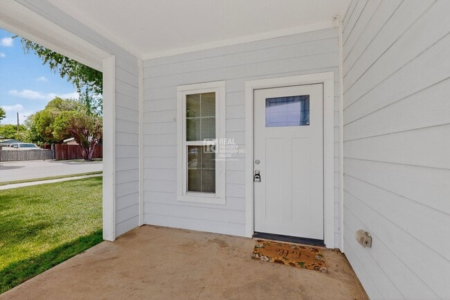 Building Photo - Corner Lot 5 bedroom Home for Rent in Fort Worth!