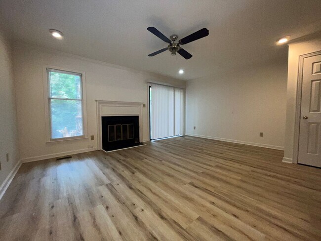 Foto del edificio - Location! Cozy Deck with view of Creek! La...