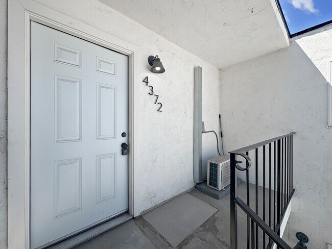 Building Photo - Bright & Modern 2B/1BA Upstairs Unit in th...