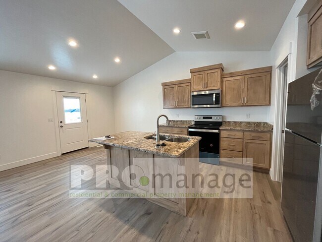 Foto del edificio - 3 Bed, 2 Bath Town Home w/ 2 Car Garage