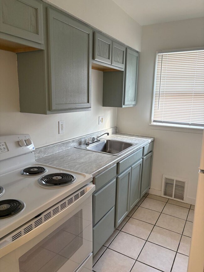 Foto del edificio - 4407 E Linwood Blvd