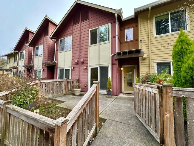 Building Photo - 2Bd/1.75Ba Issaquah Townhouse