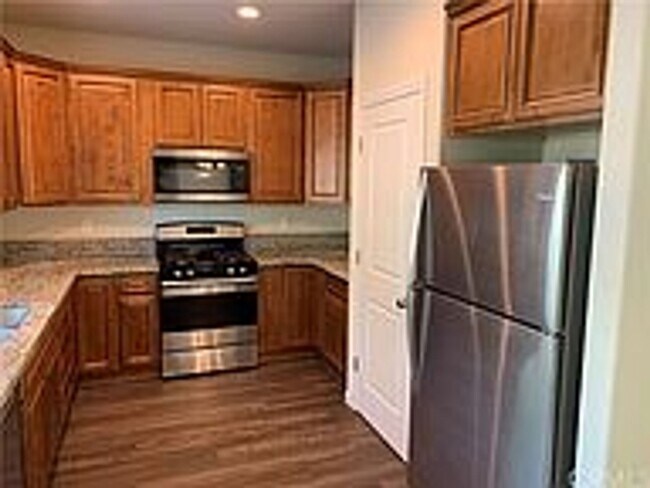 Building Photo - BEAUTIFUL  3  BEDROOM 2 BATH  HOME!