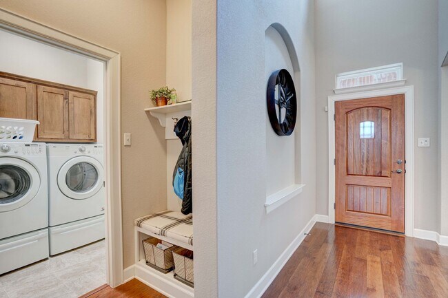 Foto del edificio - Beautiful 4 Bedroom, 3.5 Bathroom Home with Garage & Private Backyard