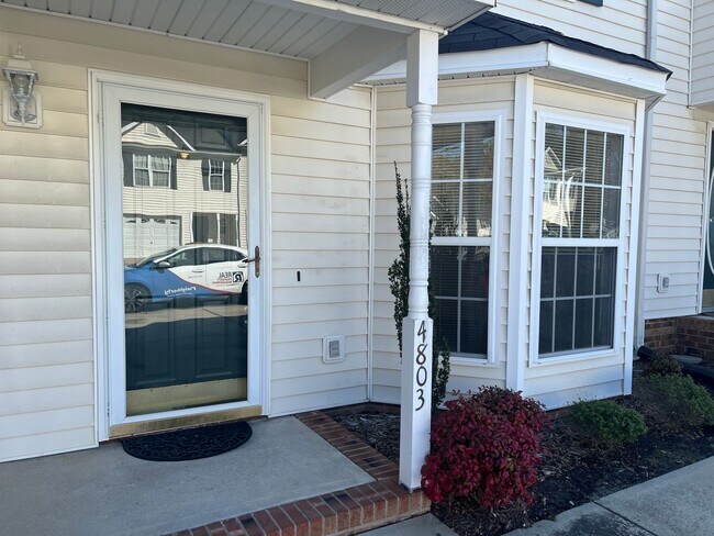 Building Photo - 3 Bed | 2.5 Bath Townhouse in Raleigh *Mov...