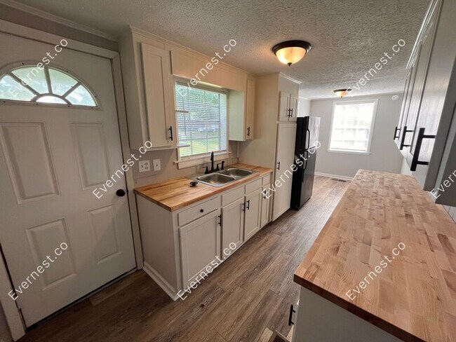 Building Photo - 1213 Deeb St