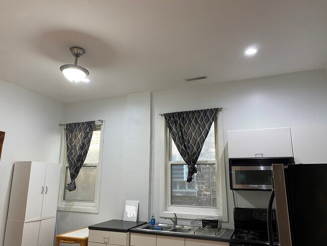 Building Photo - 3602 W Wrightwood Ave