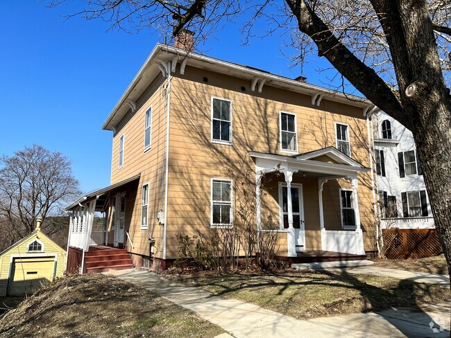 Building Photo - 692 Main St
