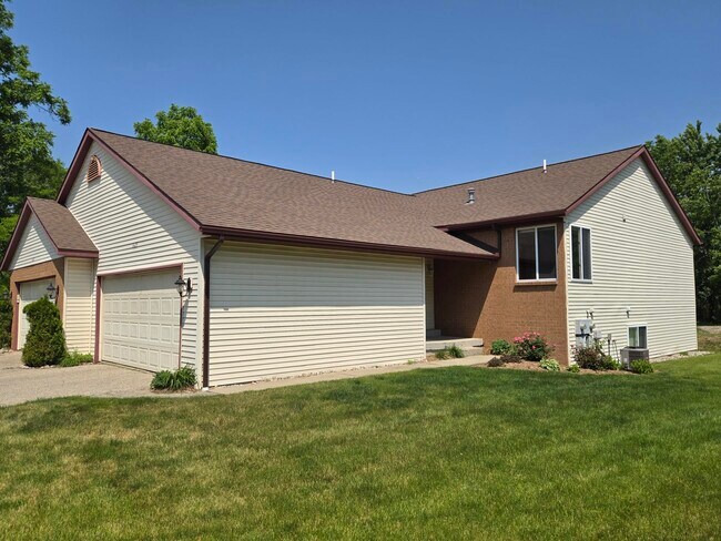 Building Photo - 1623 Lamberton Lake Dr NE
