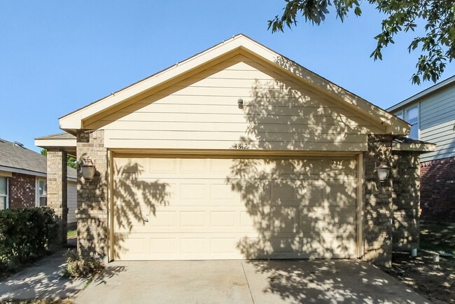Building Photo - 4812 Waterford Dr