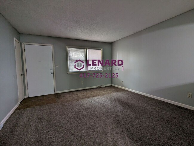 Foto del edificio - Charming 3-Bedroom Home with Fenced Yard & 2-Car Garage in Springfield
