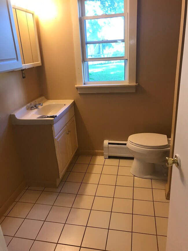 Baño recién pintado con conexiones para lavadora y secadora propias. - 122 Dewey avenue