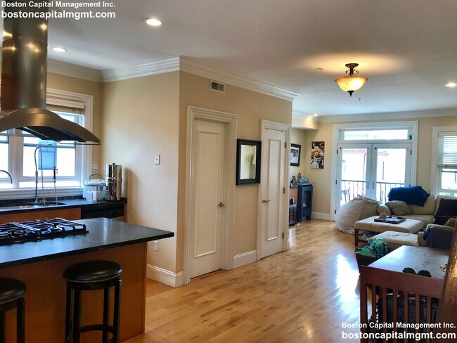 Building Photo - 360-362 Dorchester St. Unit 3