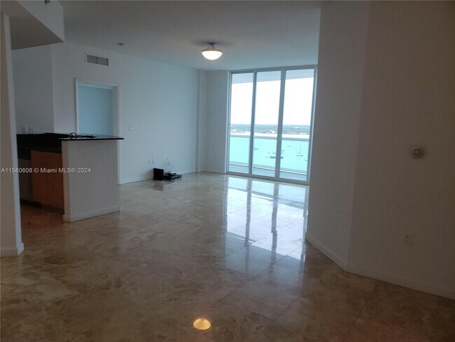 Foto del edificio - 7900 Harbor Island Dr