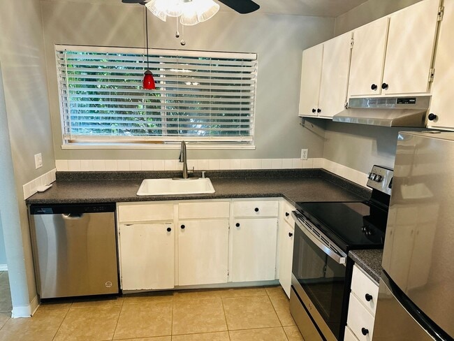 Building Photo - Charming Condo Conveniently Located