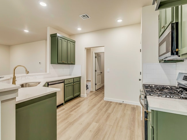 Foto del edificio - Captivating 3-Bed, 2-Bath Home in Charming...