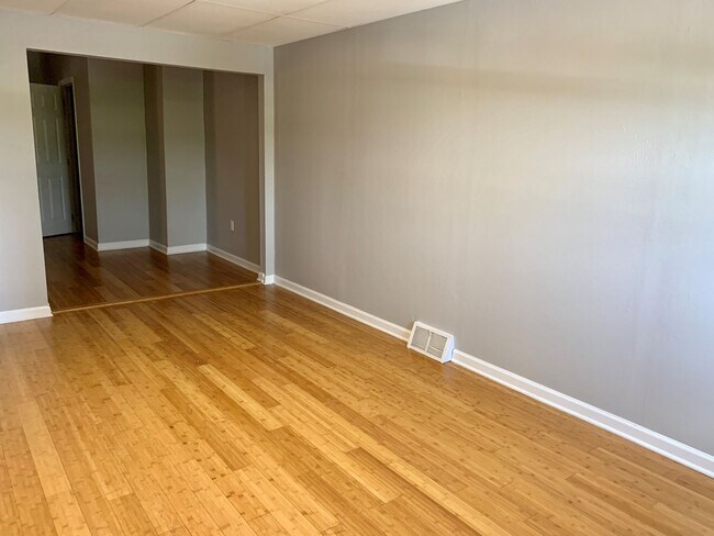 Building Photo - 4 Bedroom House in Southside Flats! Centra...