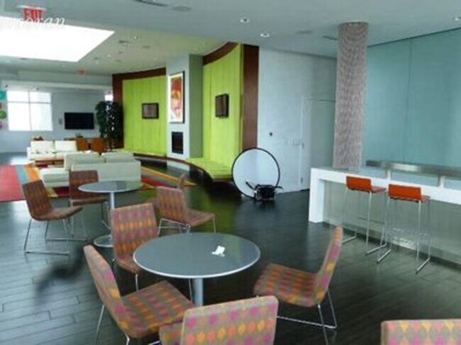 Foto del edificio - 300 S Australian Ave