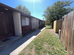 Building Photo - 2210 Silverway Dr