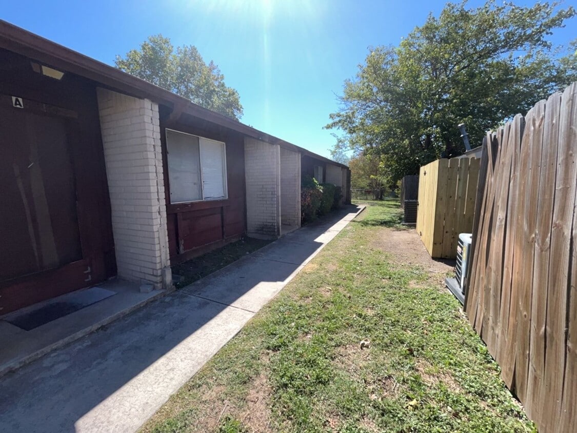 Primary Photo - 2210 Silverway Dr