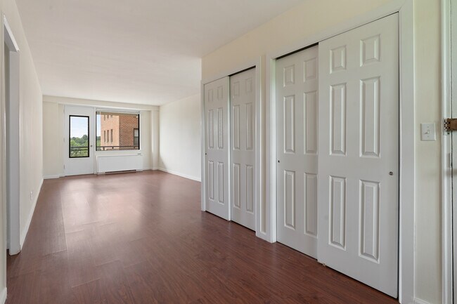 Building Photo - 4901 Henry Hudson Pkwy W