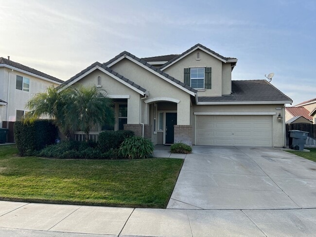 Building Photo - Large Two Story Crossroads Home!