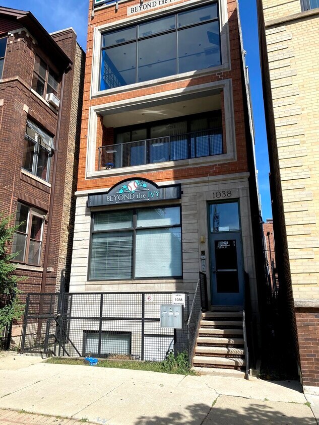Foto principal - 1038 W Waveland Ave