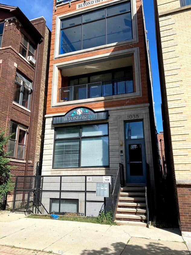 Primary Photo - 1038 W Waveland Ave