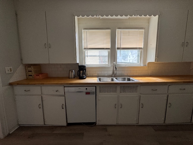 Building Photo - 405 Carrier St NE