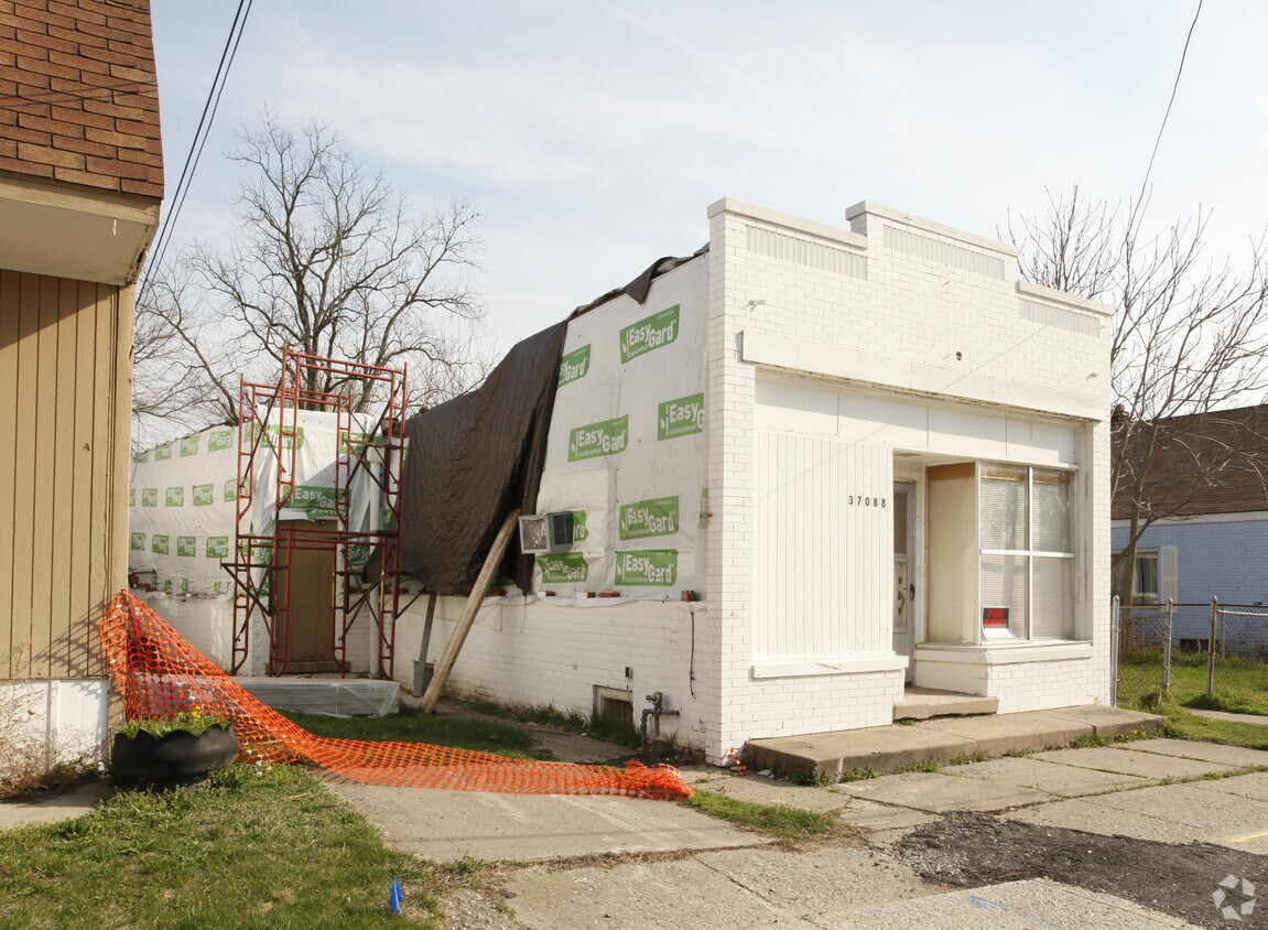 Building Photo - 37088 Huron River Dr