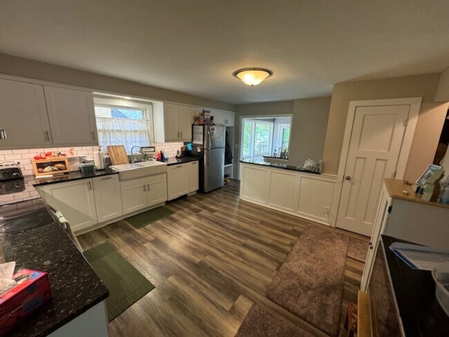 Foto del edificio - Updated 4 BR / 3 BA SFH w/ Hdwd Flrs, Sunny Porch, 2-car Garage in Robbinsdale!