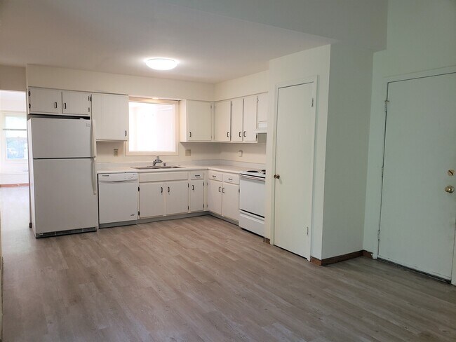 Building Photo - 212 S Yellowstone Dr