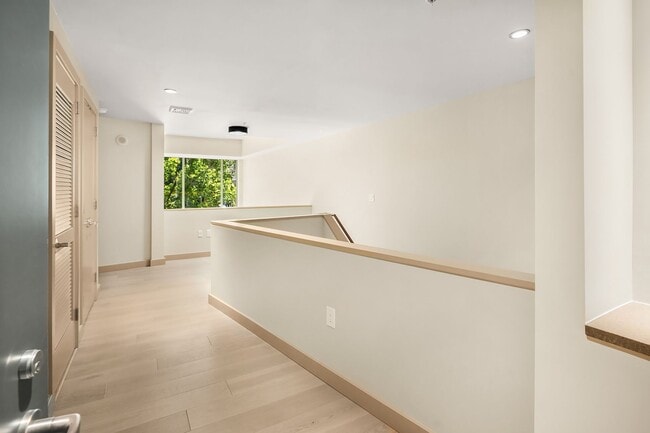 Building Photo - 910 Lenora St