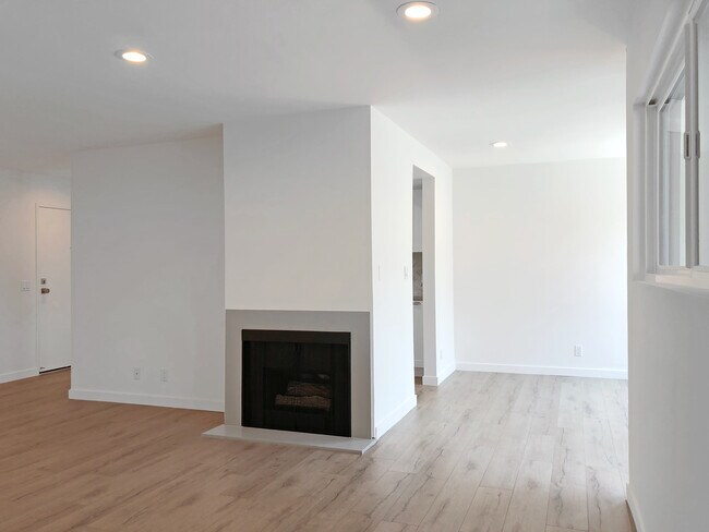 Foto del edificio - 853 N Hayworth Ave